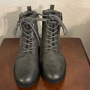 7.5m Baretraps Gray Laced Amy Sue ankle boots